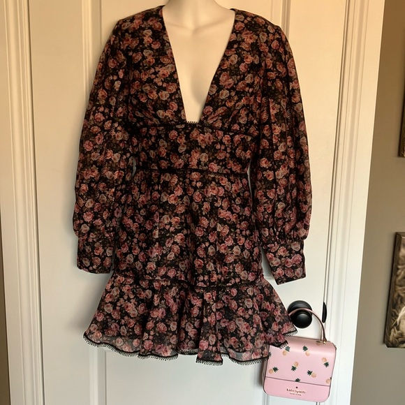 ✨Simply adorable open front black w/subtle peach pink green floral pattern dress - Picture 3 of 16